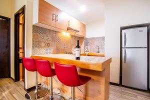 Kuchyň nebo kuchyňský kout v ubytování BLAZE Hotel & Suites Puerto Vallarta