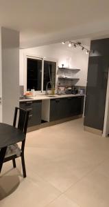 cocina con mesa y silla en una habitación en Appartement CANNES, vue mer triples exposition, en Cannes