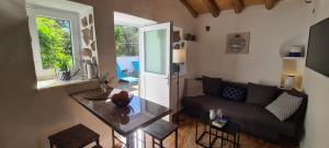 uma sala de estar com um sofá e uma mesa em Beautiful house in stunning nature, 22 minutes from beaches, 5 minutes to lake, air condition cool and heat, and very fast Internet in all rooms, dishwasher, washing machine and induction cooking em Silves