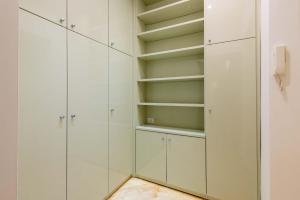 um closet branco com armários brancos em VRhome em Roma
