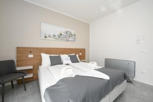 1 dormitorio con 1 cama grande y TV en Ranalli Palace, en Peschiera del Garda