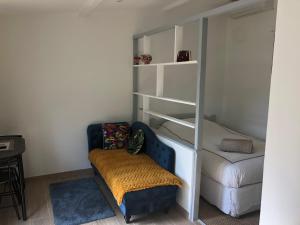 a small room with a chair and a couch at Studio accès calanque in La Ciotat