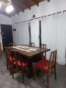 einen Esstisch mit 4 Stühlen in der Unterkunft Casa del sol in Cañada La Negra
