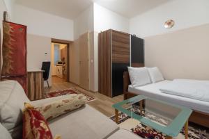 a living room with a bed and a couch at Ruhiges Apartment in 15 Min zum Zentrum in Vienna