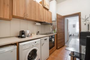 a kitchen with a washer and dryer in it at Ruhiges Apartment in 15 Min zum Zentrum in Vienna