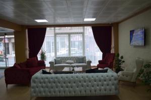A seating area at Quars Garden Hotel