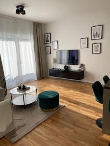 - un salon avec une table et une télévision dans l'établissement Tadea Apartment Zagreb, à Zagreb