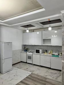 Küche/Küchenzeile in der Unterkunft 3-room apartment Diamond city on Mukaya Elebaeva 2