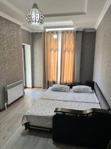 Ein Bett oder Betten in einem Zimmer der Unterkunft 3-room apartment Diamond city on Mukaya Elebaeva 2