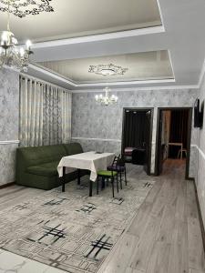 Ein Sitzbereich in der Unterkunft 3-room apartment Diamond city on Mukaya Elebaeva 2