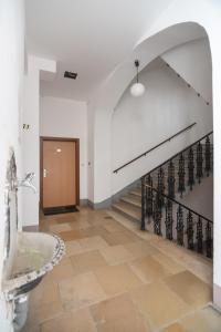 une salle de bains avec un escalier et un urinoir dans un bâtiment dans l'établissement Klein, aber fein in zentraler Ruhelage, à Vienne