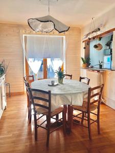 a dining room table and chairs in a kitchen at Le Passage du Faubourg, agréable T3 en duplex de 120m2 in Saint-Léonard-de-Noblat