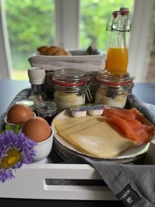 אפשרויות ארוחת הבוקר המוצעות לאורחים ב-B&B De Oude Skuur