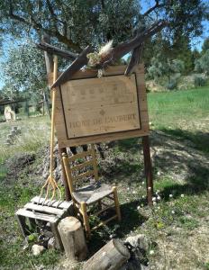 a sign with a chair and a bench in a field at Hort de L'Aubert in Cretas
