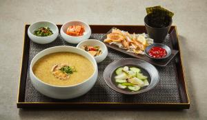 ホテルの敷地内または近くでの食事または食べ物