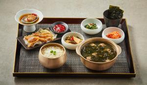 ホテルの敷地内または近くでの食事または食べ物