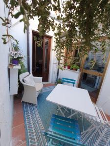 un tavolo bianco e sedie su un patio di Casa di Luca a Viareggio