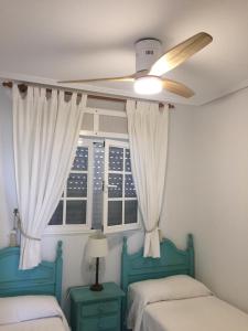 A bed or beds in a room at Apartamento La Barrosa, Chiclana