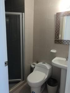 Apartment in Sirenis Atacames في تونسوبا: حمام مع مرحاض ومغسلة
