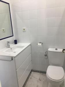 A bathroom at Apartamento La Barrosa, Chiclana Még 4 kép