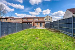 a backyard with a fence and a house at CAPRI 13 SA - Contemporary 2 bedroom house in Loughborough with free parking, Close to Loughborough University & M1 Motorway in Loughborough