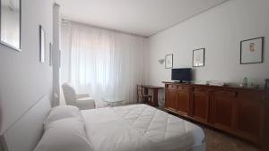 a bedroom with a bed and a desk and a tv at Sleep&Go - Appartamento in Florence
