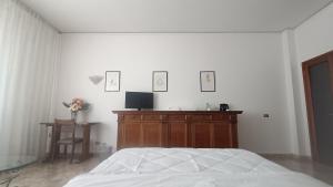 a bedroom with a bed and a desk with a tv at Sleep&Go - Appartamento in Florence