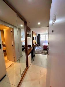 Habitación con puerta de cristal y sala de estar. en Flat 217 Granja Brasil - Com Piscina Aquecida Em Itaipava, en Itaipava
