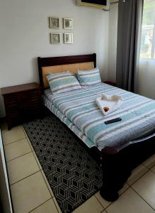 1 cama con 2 toallas en un dormitorio en Casa de playa con piscina y jacuzzi privado en Puntarenas
