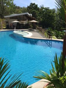 蓬塔雷納斯的住宿－Casa de playa con piscina y jacuzzi privado，一座蓝色的大型游泳池,其建筑背景为: