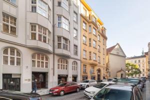 布拉格的住宿－Old Town Square Luxury Apartment，街道上,有汽车停在建筑前
