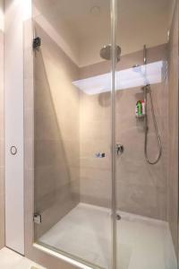 W łazience znajduje się prysznic ze szklanymi drzwiami. w obiekcie Old Town Square Luxury Apartment w Pradze