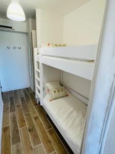 Posteľ alebo postele v izbe v ubytovaní Studio à 350m de la plage, terrasse ouverte, clim