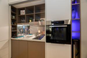 een keuken met een spoelbak en een magnetron bij Liberty in Zagreb