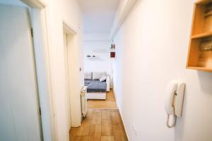 einen Flur mit einem Bett in einem kleinen Zimmer in der Unterkunft Skopje Center City Apartments in Skopje