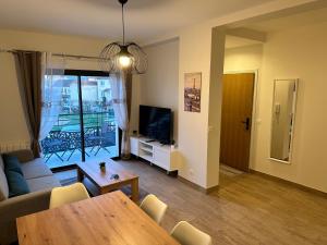 a living room with a couch and a table at Appartement à 15min de paris in Drancy