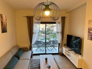 Televízia a/alebo spoločenská miestnosť v ubytovaní Appartement à 15min de paris