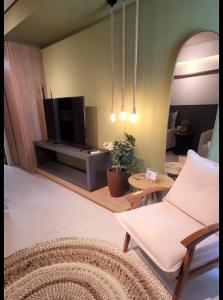 a living room with a tv and a couch and a mirror at Flat no melhor trecho de Carneiros in Praia dos Carneiros