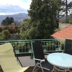 una mesa y sillas en un balcón con vistas en Appartamento La Camelia, en Ameno
