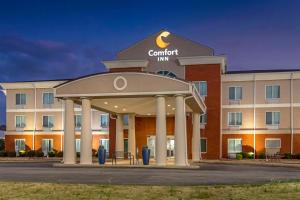 a hotel with a gazebo in front of a building at Comfort Inn US Hwy 80 in Demopolis