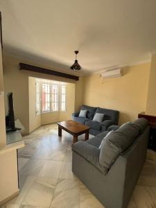 桑盧卡爾－德巴拉梅達的住宿－Chalet La Jara，客厅配有沙发和桌子