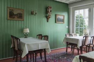 Majoituspaikan Hotel Zum Alten Brunnen ravintola tai vastaava paikka