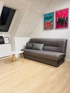 - un salon avec un canapé et une télévision dans l'établissement Lejlighed i naturskønt område, à Silkeborg