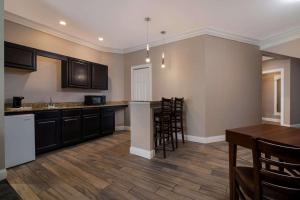 Comfort Inn & Suites Plattsburgh - Morrisonville的厨房或小厨房