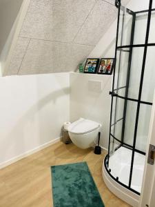 a bathroom with a toilet and a bath tub at Lejlighed i naturskønt område in Silkeborg