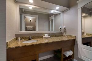 Comfort Inn & Suites Plattsburgh - Morrisonville的一间浴室