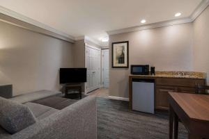 Comfort Inn & Suites Plattsburgh - Morrisonville的厨房或小厨房