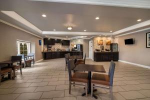 Comfort Inn & Suites Plattsburgh - Morrisonville的厨房或小厨房