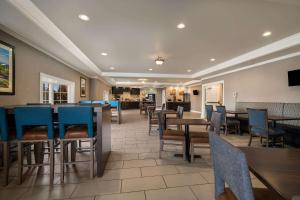 Comfort Inn & Suites Plattsburgh - Morrisonville的电视和/或娱乐中心