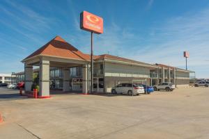 un edificio de donuts con coches estacionados en un estacionamiento en Econo Lodge Inn & Suites Near Bricktown, en Oklahoma City